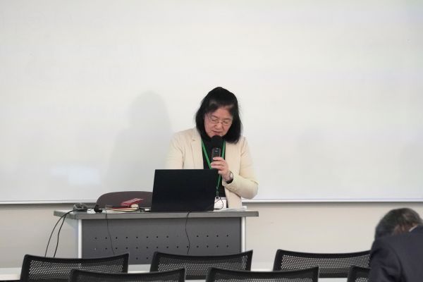 発表する博士課程学生