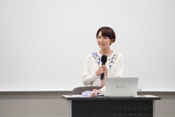 発表する博士課程学生