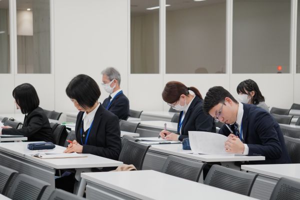 真剣に発表を聞く院生たち