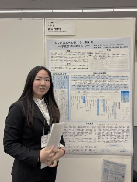 森本さん ポスターの前で