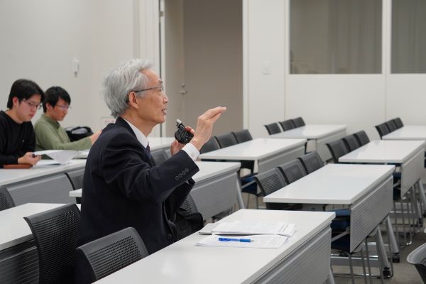 発表者に質問をする教員