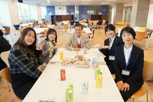 教員を囲んで歓談