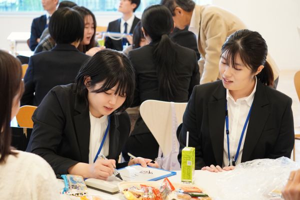 交流会でゲームを楽しむ院生たち