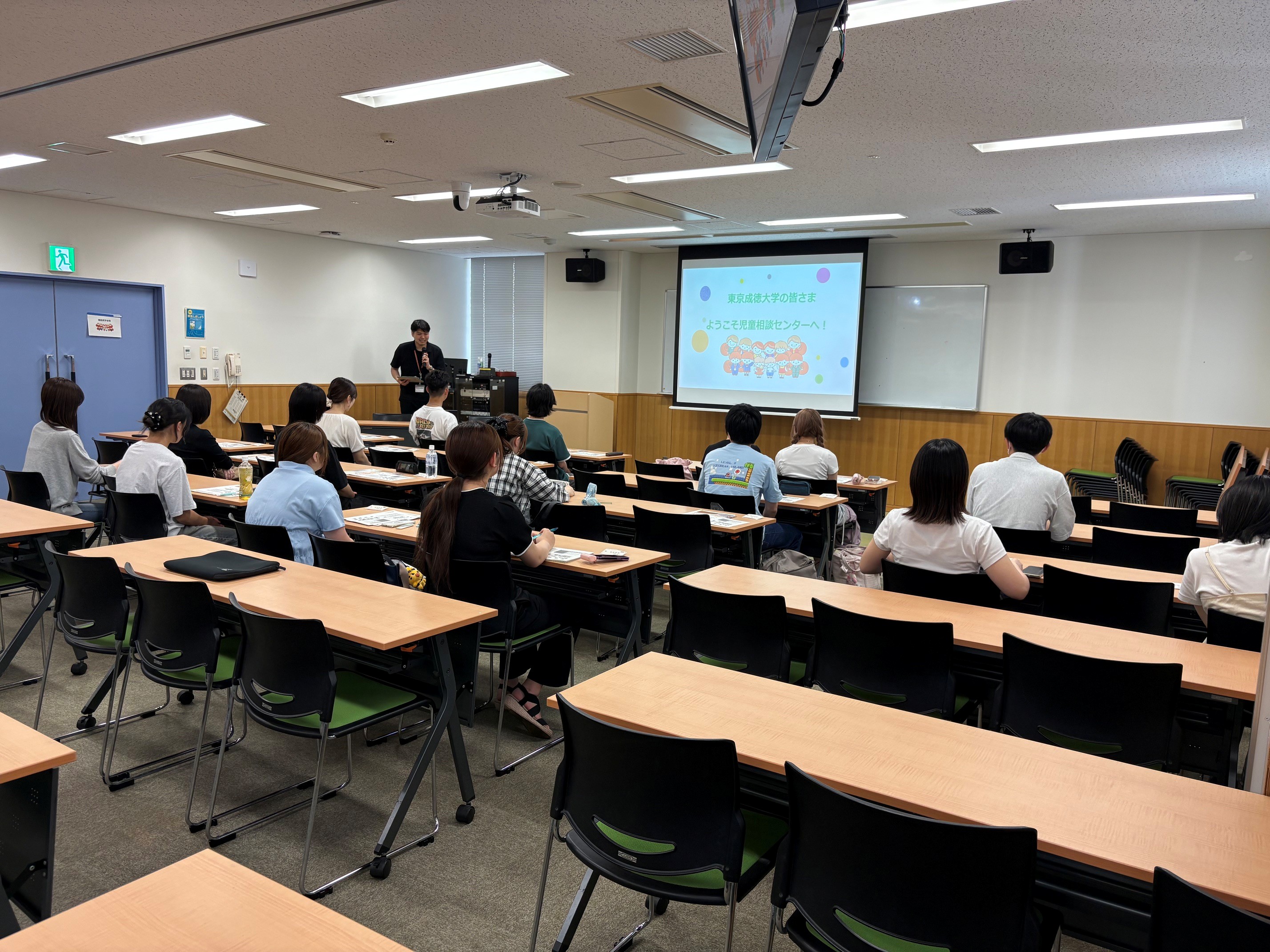 職員の方から業務内容について説明