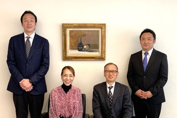 （左から）田上 和彦氏、森本 千賀子氏、村山副学長兼経営学部長、松本 亨太氏