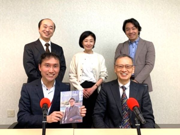 （手前左から）DJキノポップさん、村山教授 （2列目左から）原田准教授、芳野准教授、板生特任教授