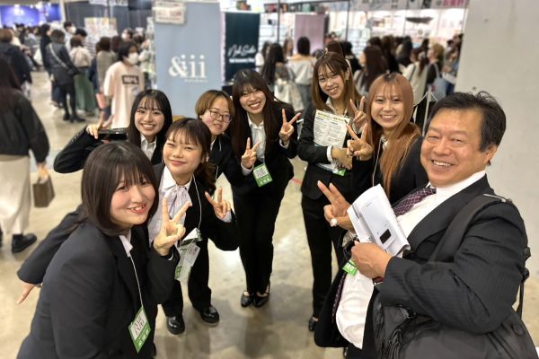 東京ネイルエキスポ2025会場での学生たち