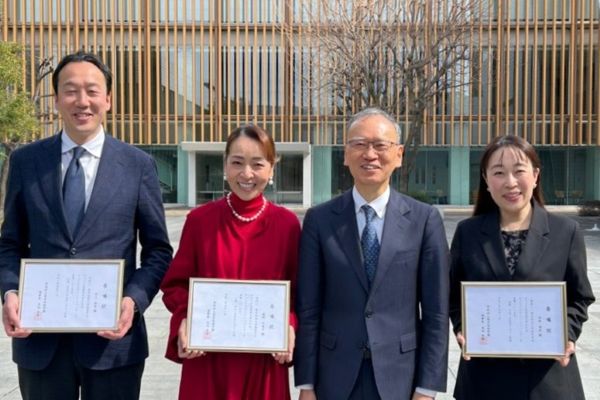 （左から）田上氏、森本氏、 村山副学長兼経営学部長、吉本氏
