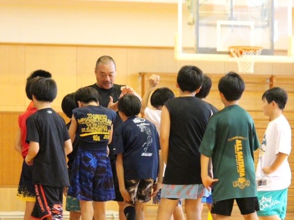 子どもたちに指導をする川北教授