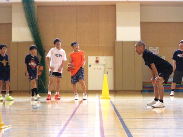 子どもたちに指導をする川北教授