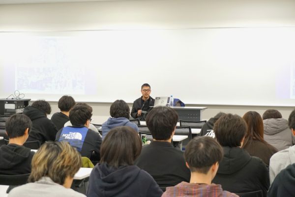 三阪氏の講演を聞く学生たち