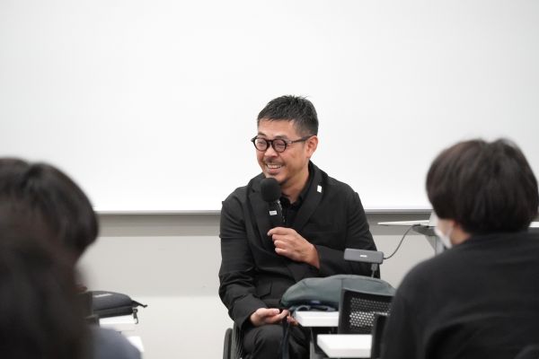 講演をする三阪氏