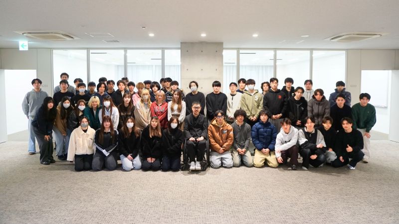 講演後、受講学生と三阪氏