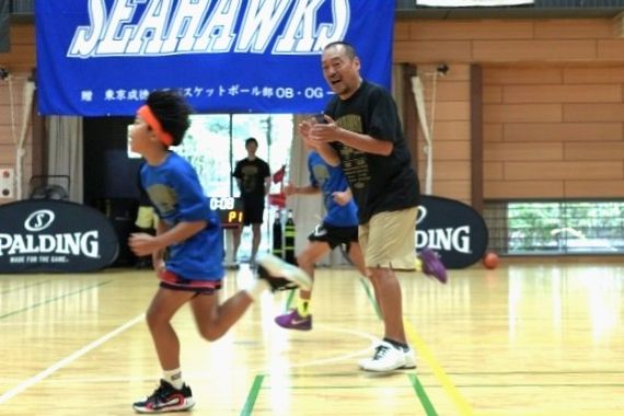 子どもたちにレクチャーする川北教授