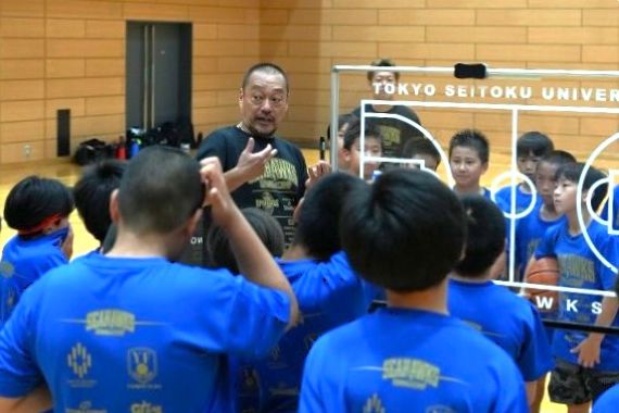 子どもたちにレクチャーする川北教授