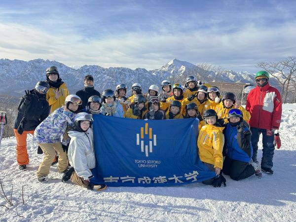 雄大な自然をバックに集合写真