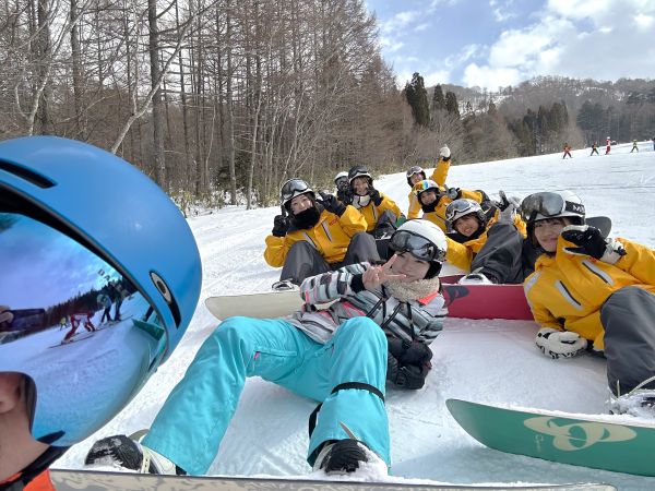 スノーボードを楽しむ参加学生たち