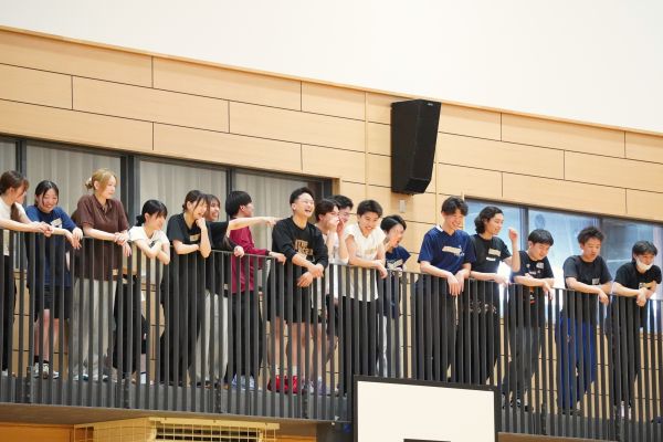 観戦する学生たち