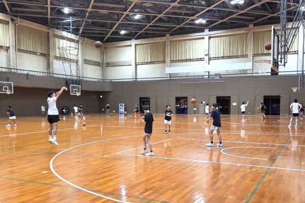 練習する小中学生と大学生