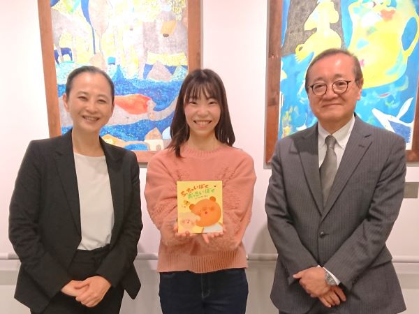 たかくさき かえでさんと塙学部長・富山学科長（大学図書館にて）