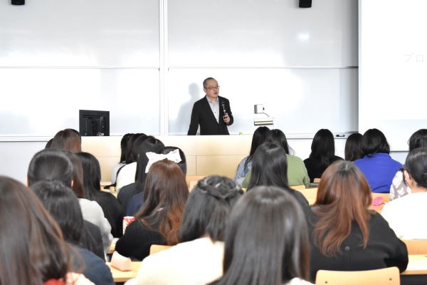 間野氏の講義の様子