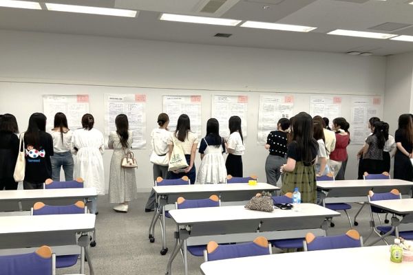 子ども学部課題研究中間発表の様子