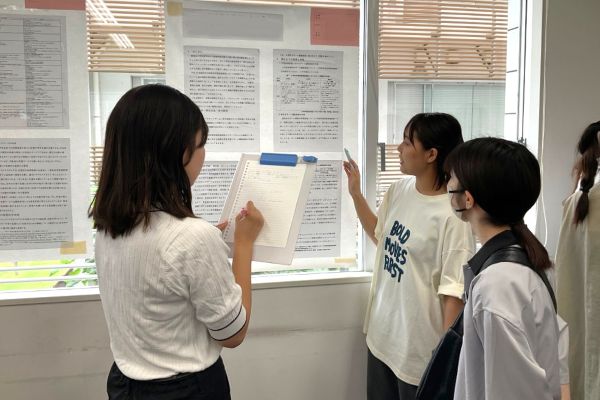 子ども学部課題研究中間発表の様子