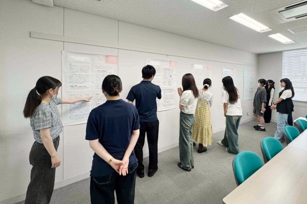 子ども学部課題研究中間発表の様子