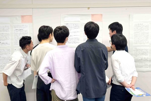 子ども学部課題研究中間発表の様子