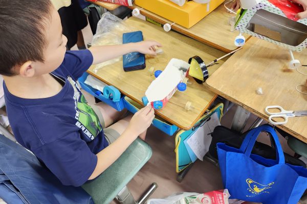 「動くおもちゃを作ろう」の授業の様子
