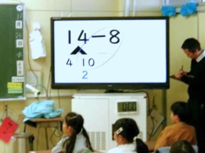 計算の仕方を大型モニターに映して振り返る様子