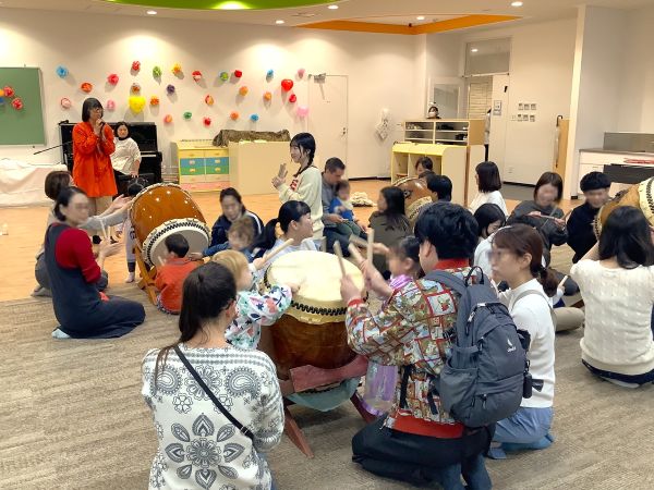1部。親子で和太鼓に触れる