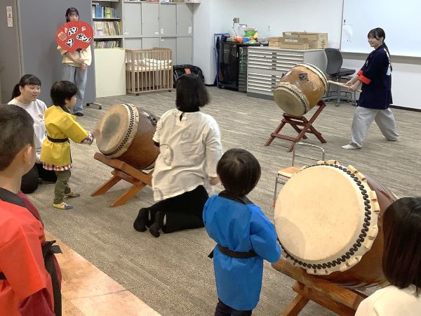 2部。和太鼓を叩く子どもたち
