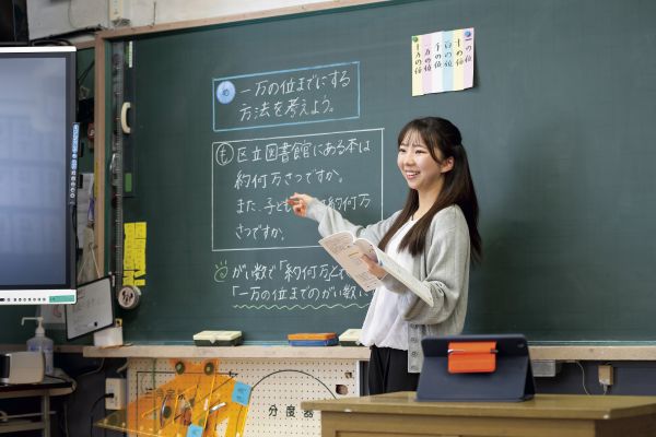 小学校で授業をする戸田さん