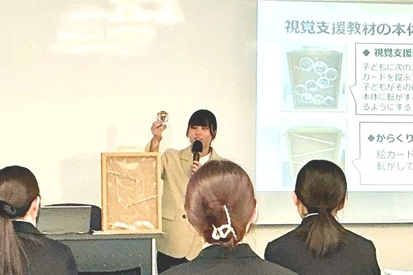 発表する髙橋さん