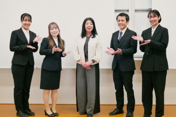 石田教授を囲んで 学生と青木教授