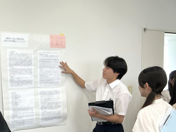 他の学生に向けて発表する4年生
