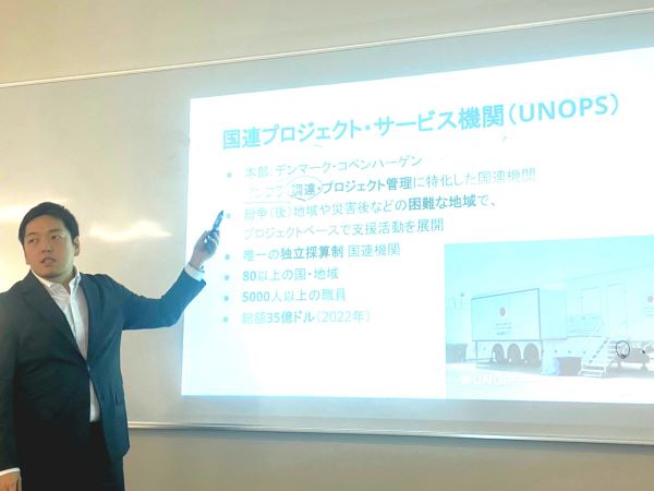 UNOPSの公式Xで紹介された菅原氏の講演の様子