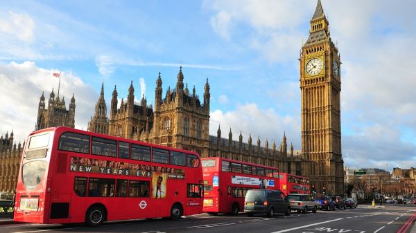ロンドンの2階建てバスと国会議事堂