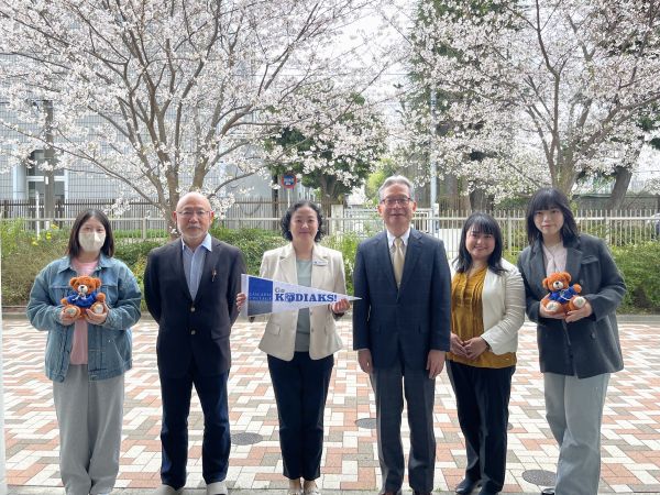 カスケディアカレッジの担当者と芳賀教授、留学担当教員と学生たち