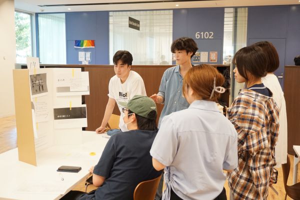 お互いの発表を熱心に聞いていました