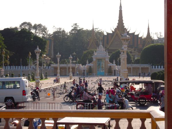 カンボジア・プノンペン市の王宮広場前の様子（筆者撮影）