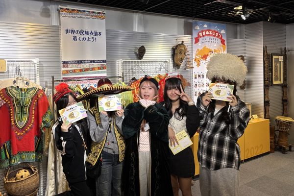 体験する学生たち