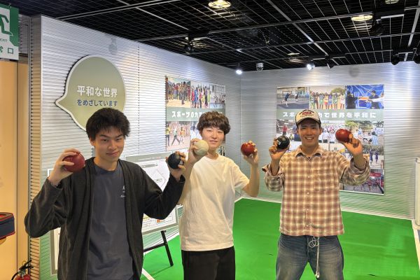 体験する学生たち