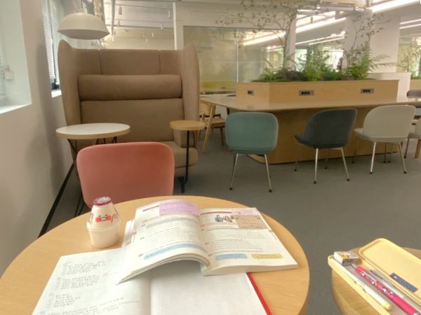 漢陽大学国際館ラウンジの自習スペース