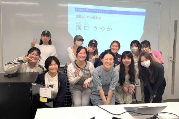 溝口氏と受講学生たち