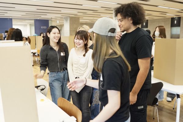 アメリカ人留学生も交えて発表している様子
