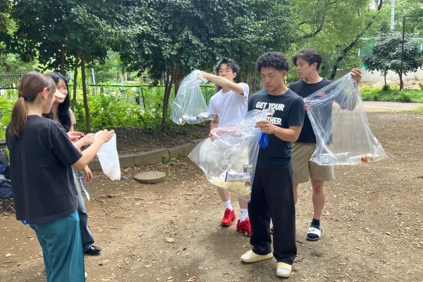 清掃作業を行う学生たち