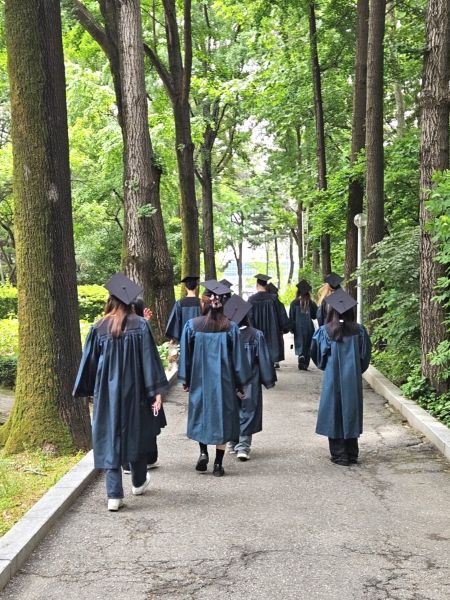 語学堂6級のクラスを卒業し、卒業式に向かう様子