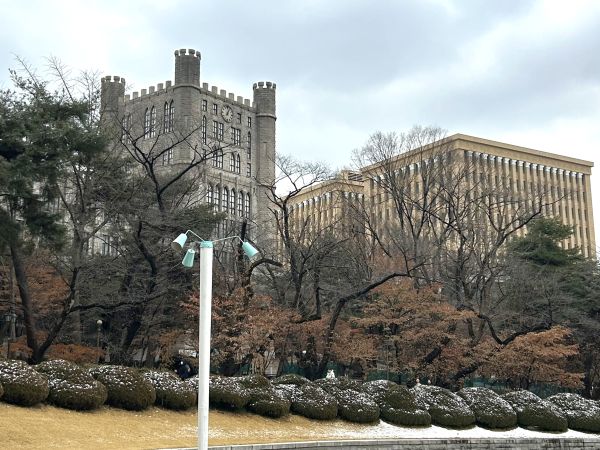 慶熙大学敷地内から見た、本館の様子です。欧風の重厚な建築が施されており、荘厳で美しいです。